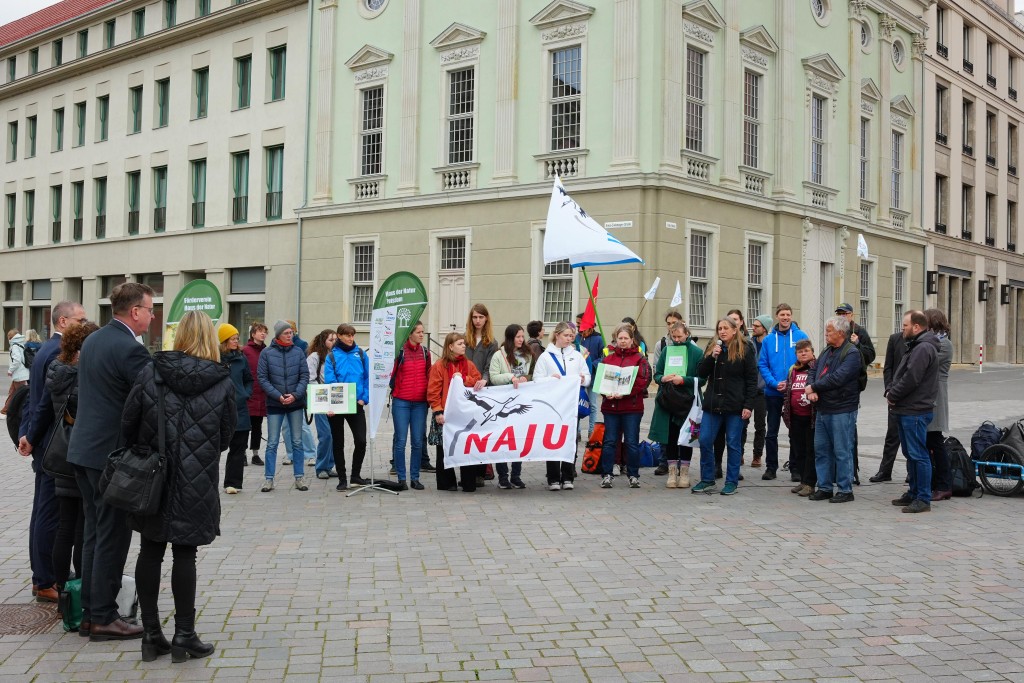 Menschen, die vor dem Landtag Brandenburg demonstrieren.