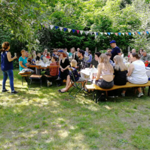 Menschen auf einer Wiese beim Sommerfest