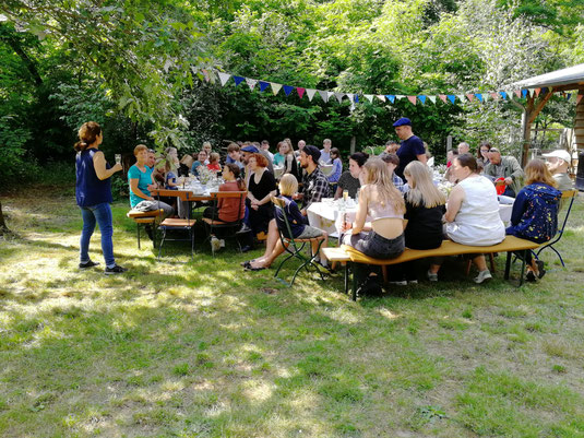 Menschen auf einer Wiese beim Sommerfest