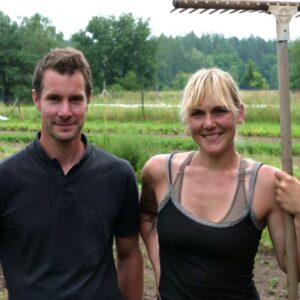 Mann und Frau auf einem Feld