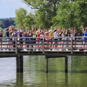 Kinder auf einem Steg am Wasser