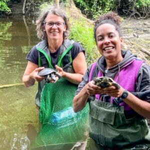 Zwei Frauen mit Schildkröten in den Händen