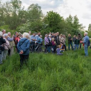 Menschen bei einer Wanderung auf einer Wiese