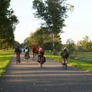 Menschen von hinten die Fahrrad fahren